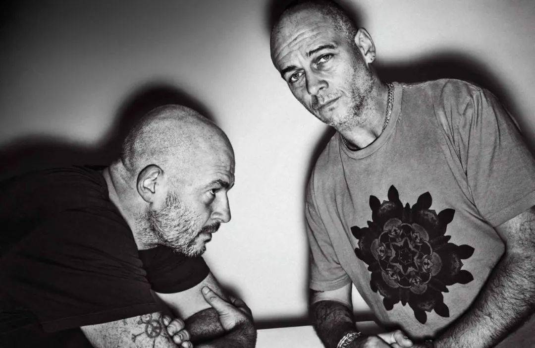 反思資本主義的邪惡查普曼兄弟的邪術大全