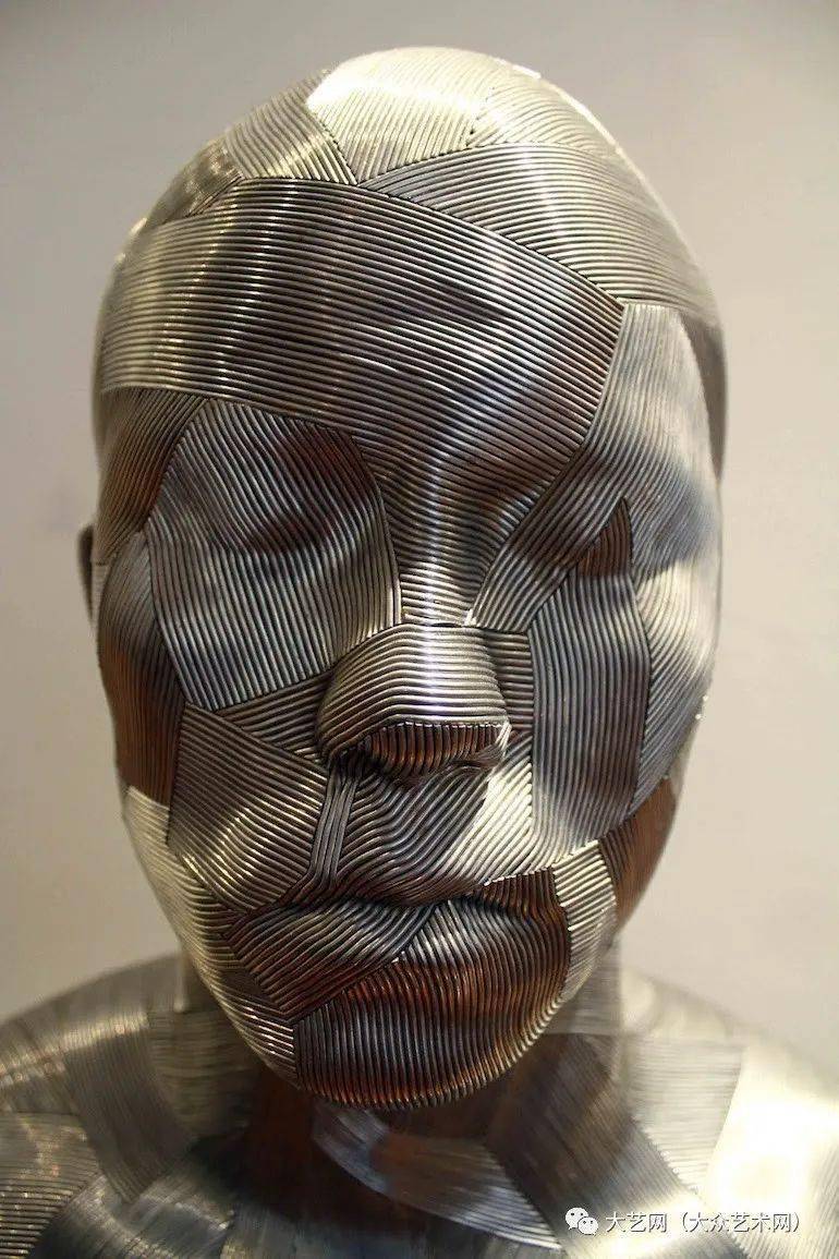 流畅,蜿蜒,流动的金属线条增添了迷人的肌理