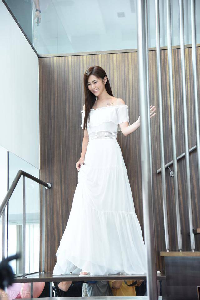 任容萱现身新品发布会,身高172气质佳,穿搭白色优雅有个性