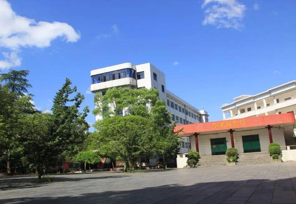武冈市实验中学创办于2018年8月,是城区规模较大的公办初级中学.
