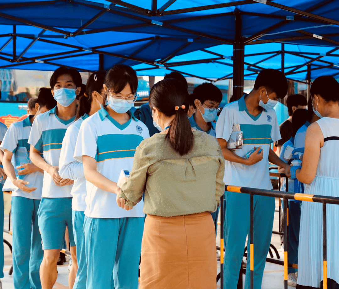 疫情寂靜後的震撼開場↘2132名德慶考生今日開考,老師排隊為學生加油