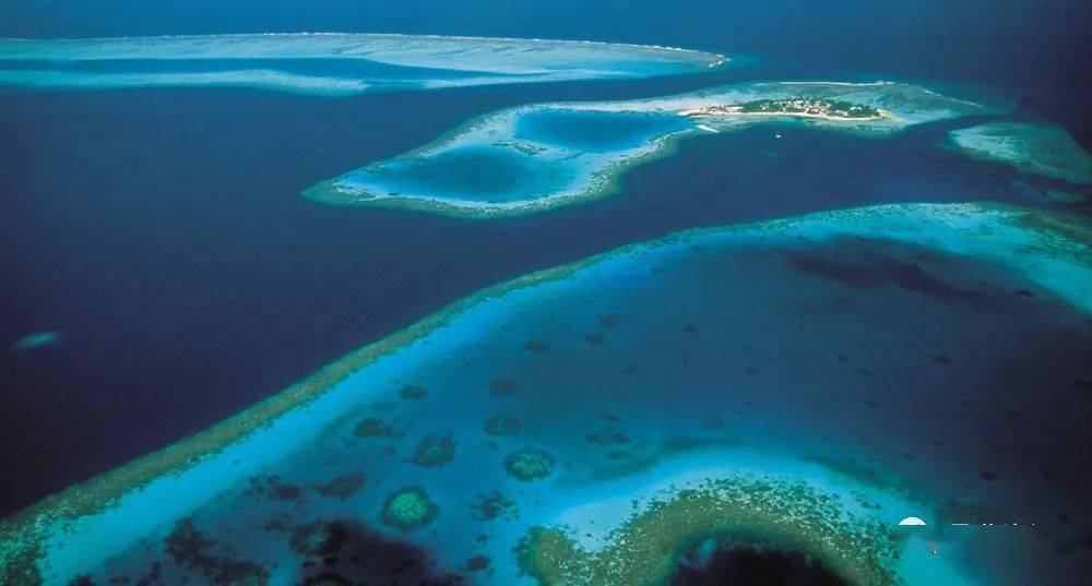 atoll,意为环形珊瑚岛礁,即会联想到广袤的海岛风情,蓝天沙滩,清凉