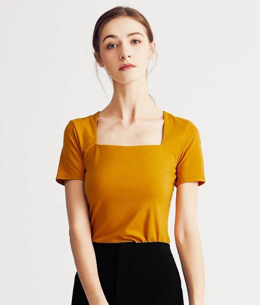 黑色,经典大方,黑色强调了方领的复古感,搭配什么衣服都不容易出错.