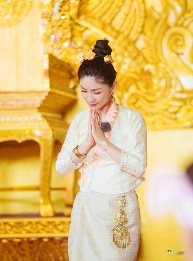 妻子团同穿傣族服装媲美蔡少芬吉娜依旧惊艳胡可美得出人意外
