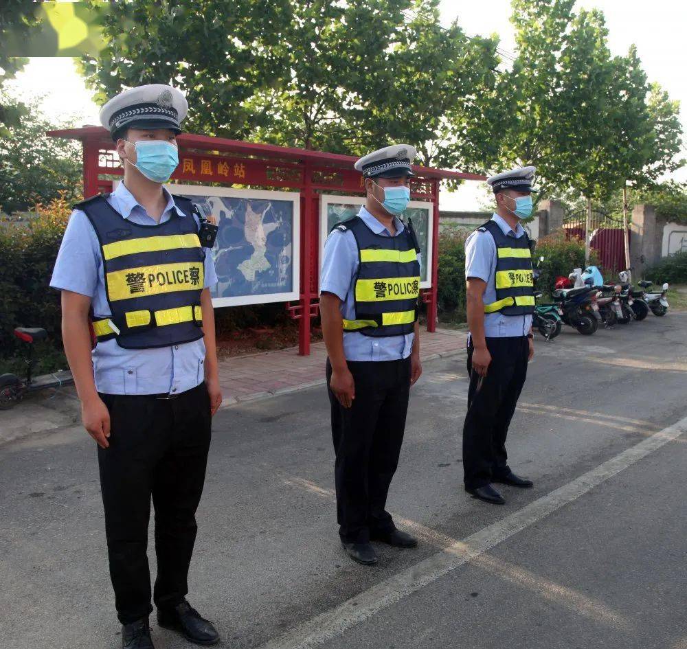 早上6时30分,治安,交警,特巡警等警种超前行动,上岗执勤,在考场外及