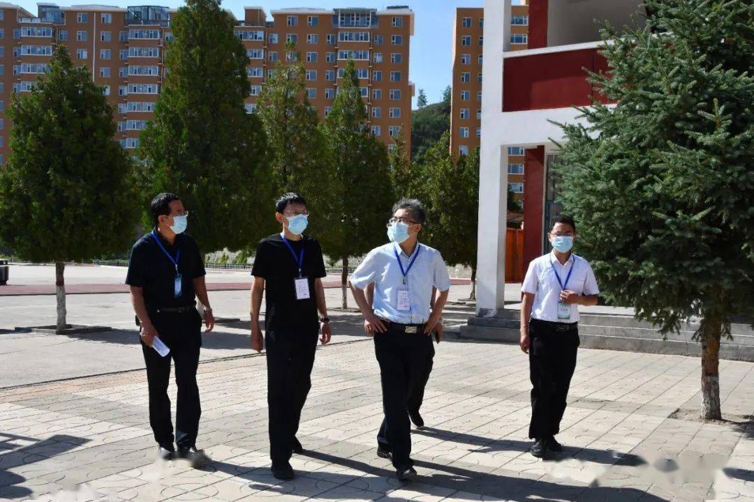 高考考务工作进行巡视,政府副县长郭登文,石楼中学校长李增强随同巡视