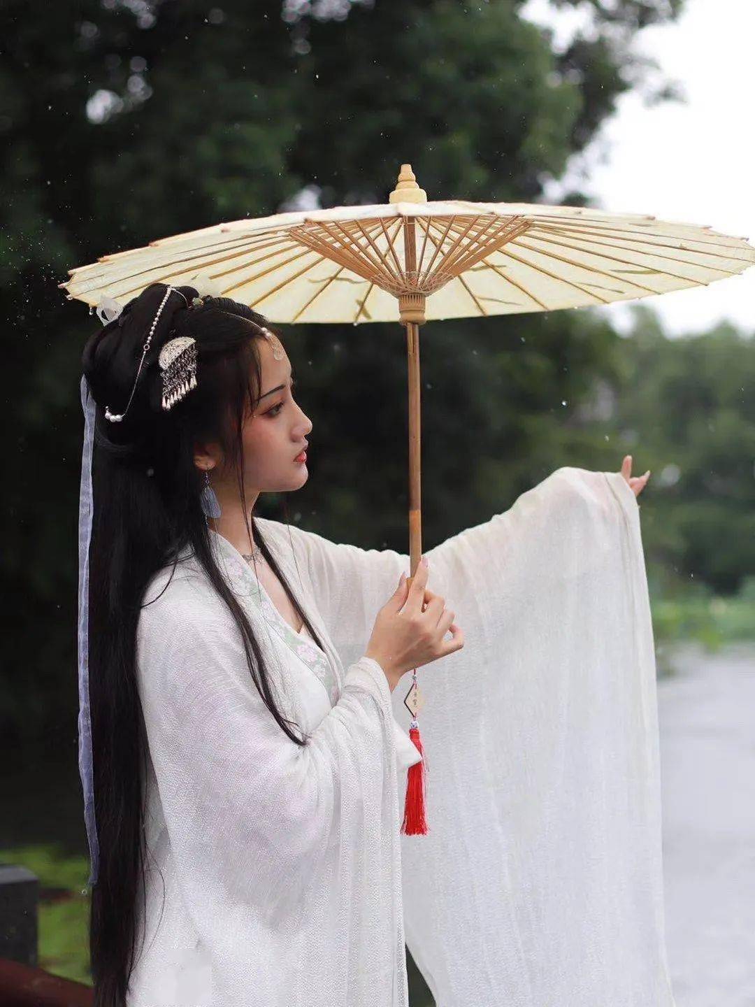 江南女子撑着油纸伞图片