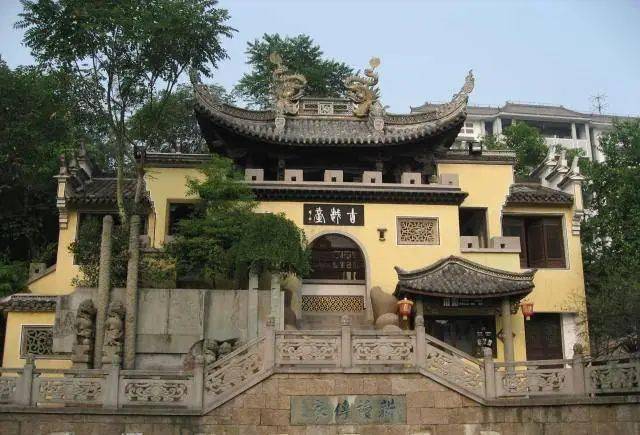 古越台古越台依山而筑正对门楼台内奉越王勾践两侧立谋巨范蠡,文种