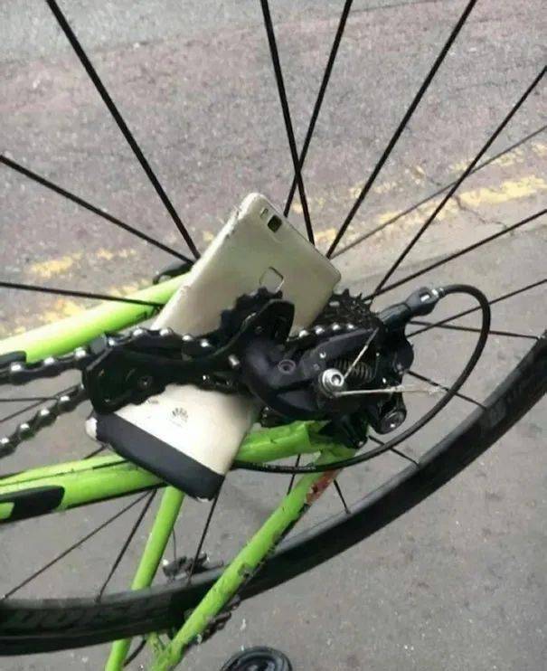 骑车的时候把手机掉进自行车链条中间,也算行为艺术了