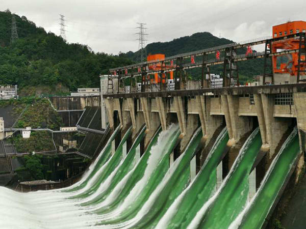 新安江水库建成后首次9孔全开泄洪,半小时流量与西湖水相当