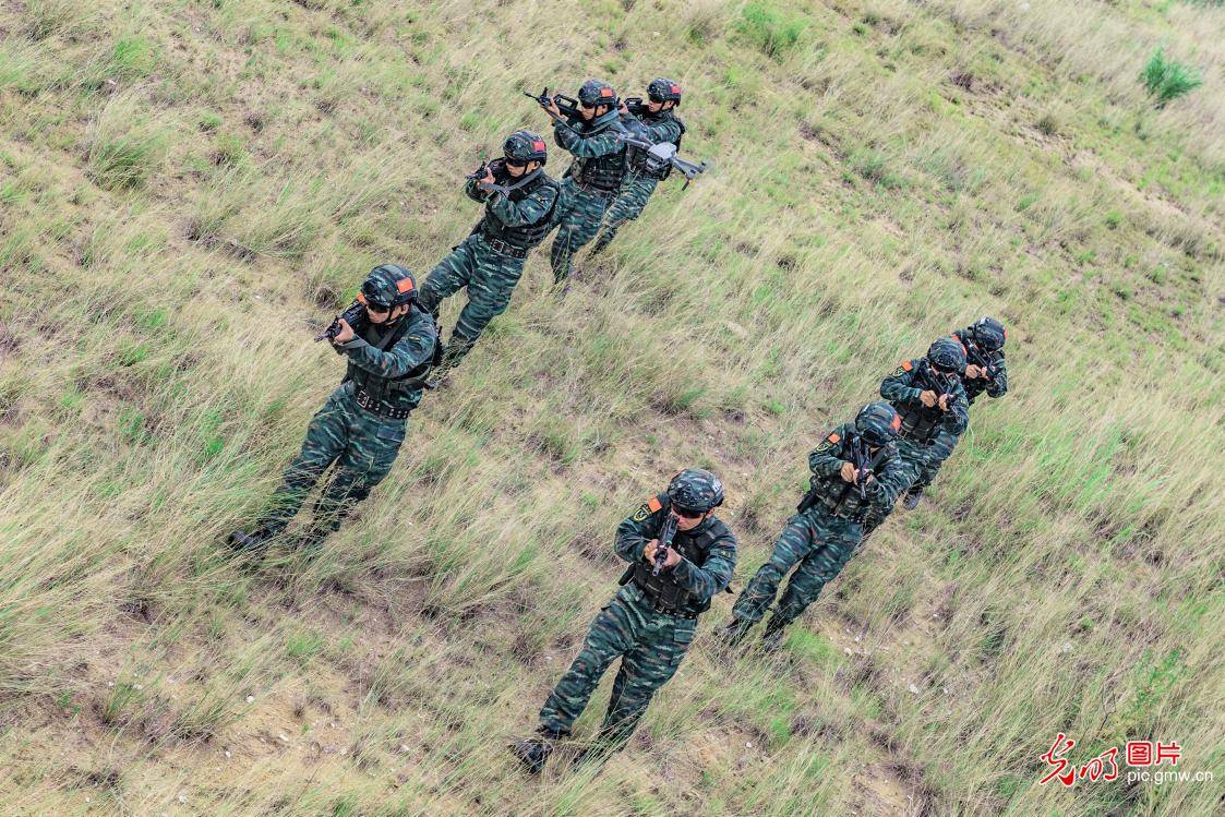 广西钦州武警特战队员开展实战化反恐演练