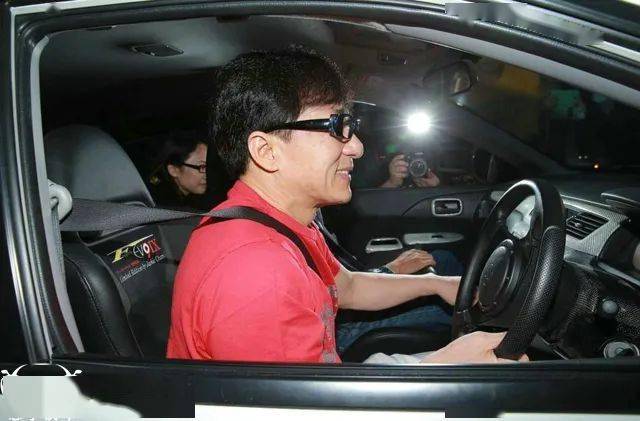 偶遇成龙自驾保姆车虽然款式有点老但是牌照比较霸气