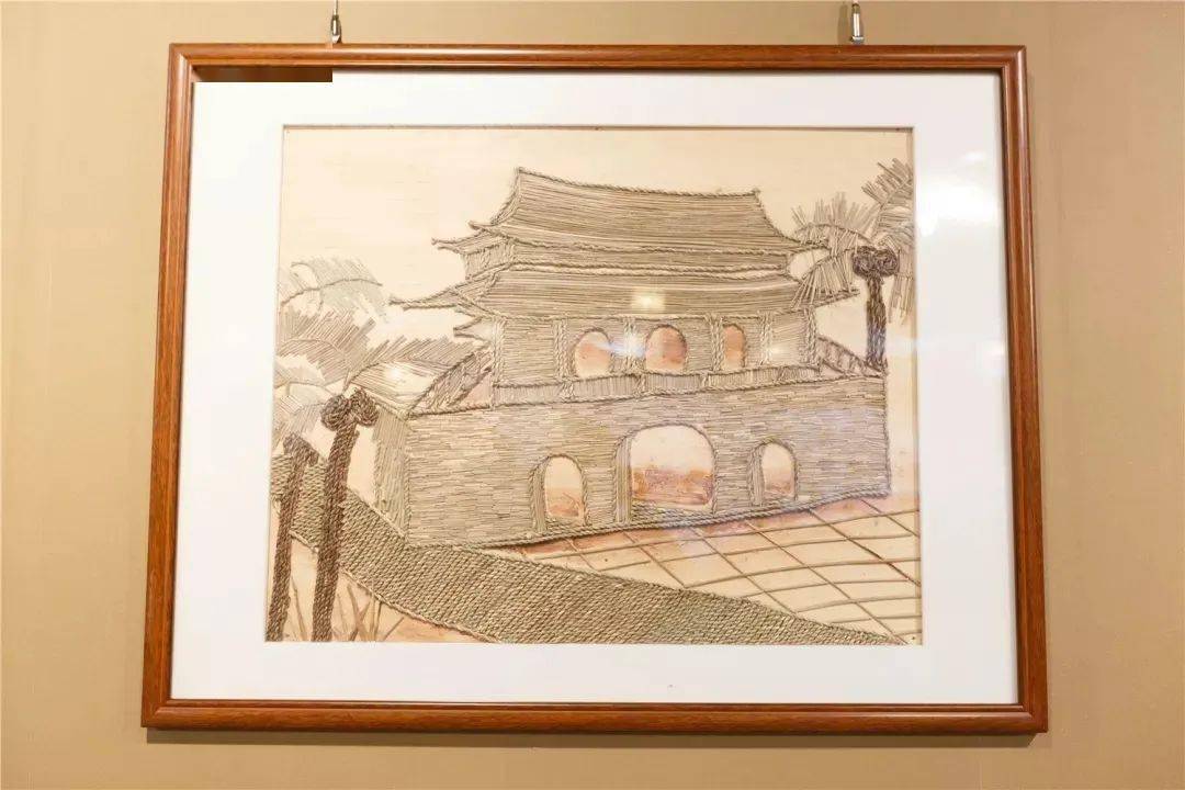 "低年级侧重于对莞草的初步感知和体验,中年级侧重