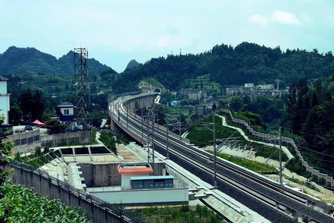 今天安顺至六盘水铁路正式开通运营