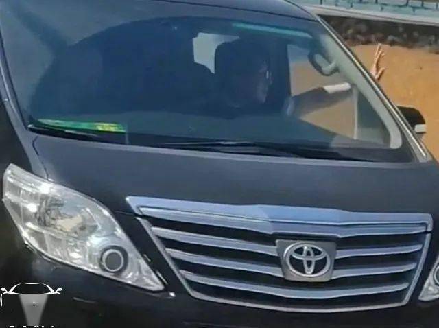 偶遇成龙自驾保姆车虽然款式有点老但是牌照比较霸气