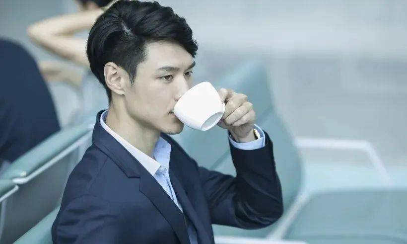 有深度的男人自信,坦荡,友善,大度,还谦恭,而"赝品"男人则目光飘忽不