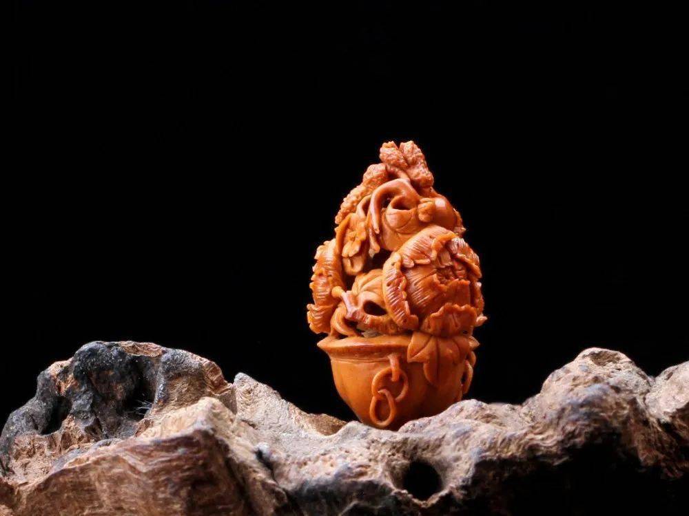 大胆跨界,创作出核雕文创作品《鱼你在一起》组合