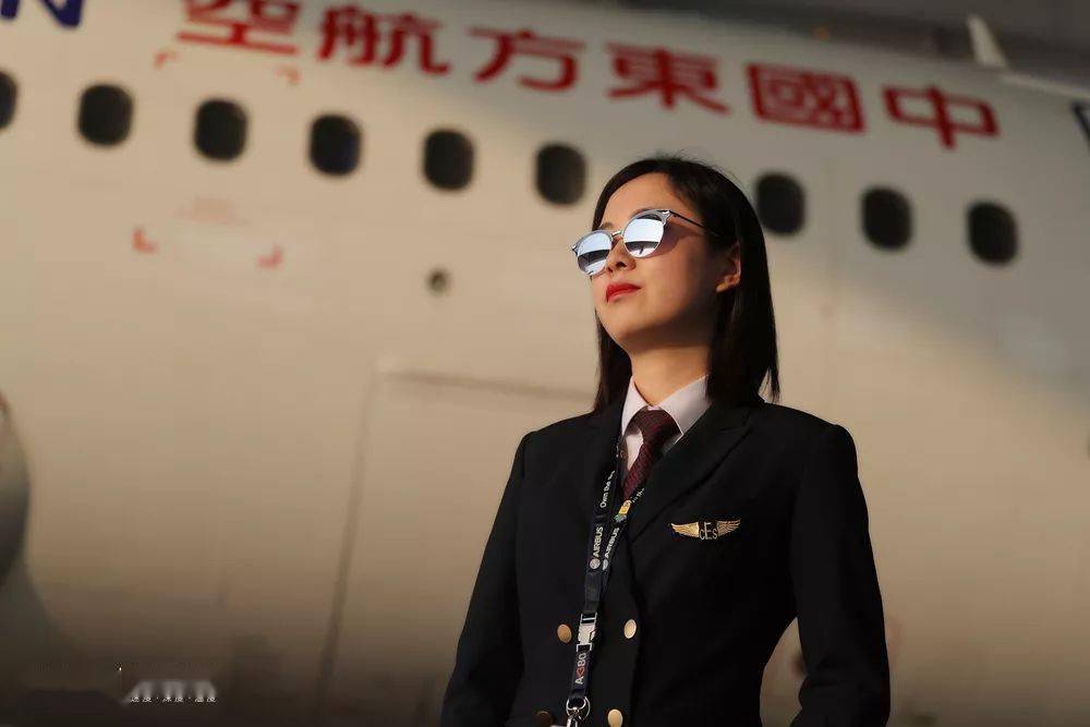 《我和我的祖国》中,演员宋佳饰演的女飞行员吕潇然一身飞行员制服又