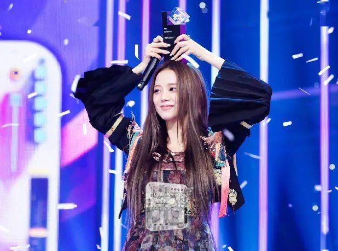 jisoo这件改良版韩服来自remantist,彩色装饰和刺绣充满民族气息.