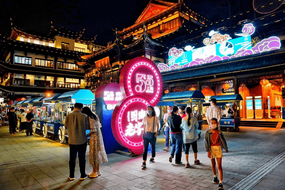 上海文化地标豫园玩"穿越" 变身国潮街区