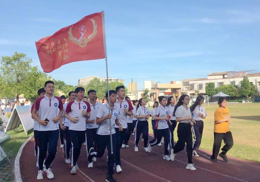 抬头走进来昂首走出去兴文中学校长陈大逸对高三毕业生的寄语