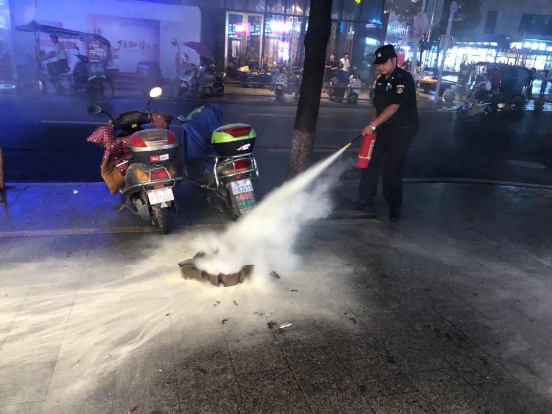 惊险带着火光的铁皮从天而降幸好