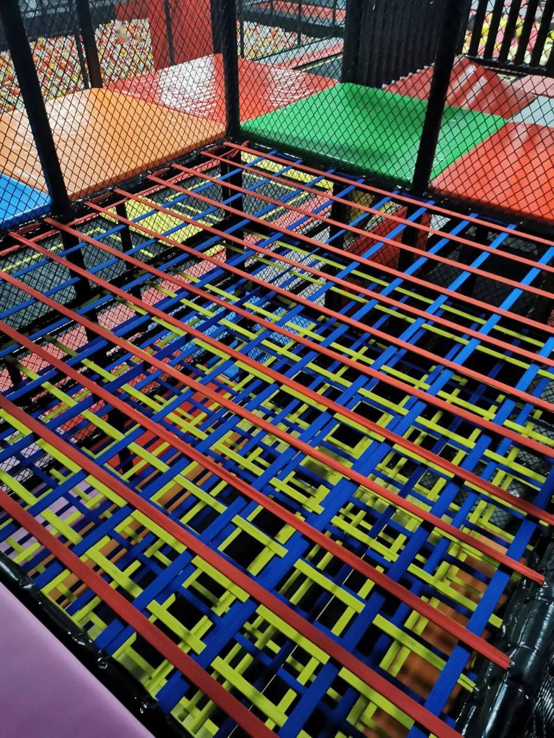 灌篮等十多个游玩项目自由蹦床,蜘蛛塔,沾沾乐,旱雪滑梯场馆内有