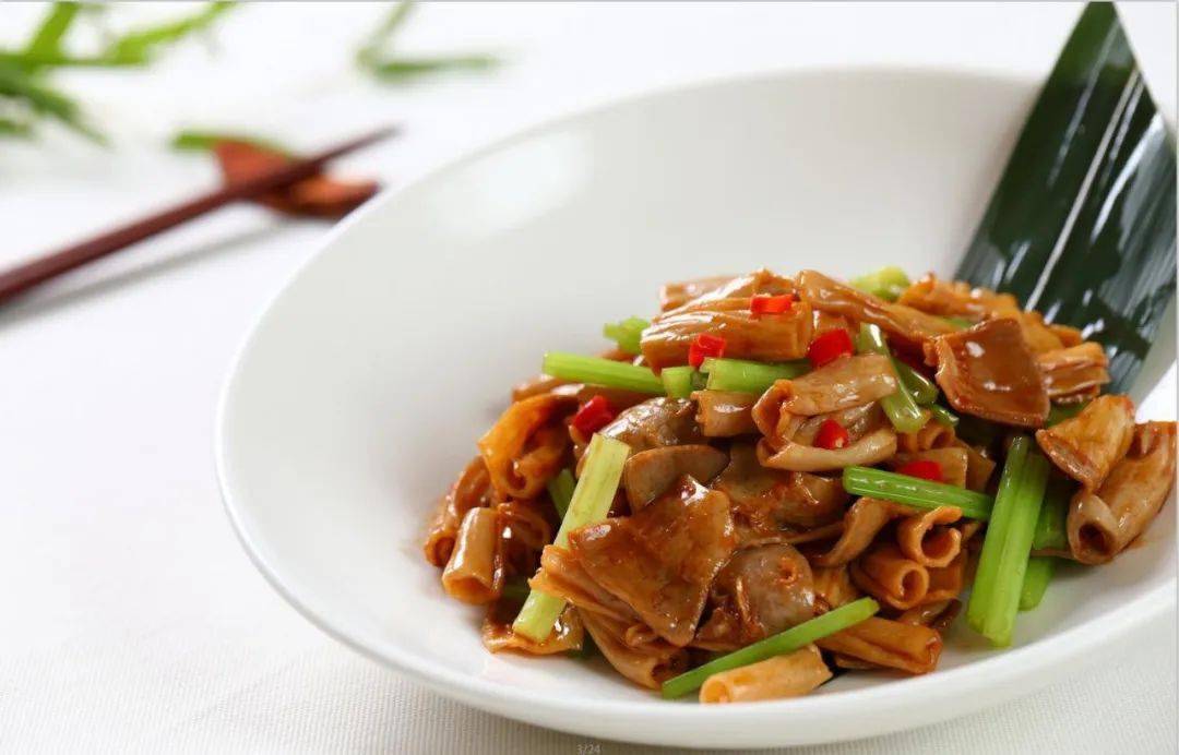 竹雨堂新品推介3#图:鹅肾鼎口味:鲜香微辣原料:小米辣,鹅胗鼎,香芹