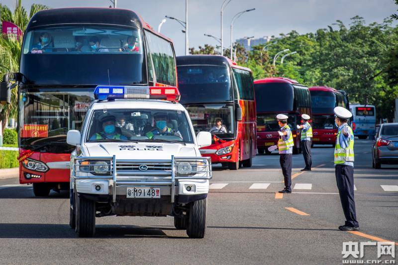7月7日上午,梅州公安交警警车护送考生大巴到考点.