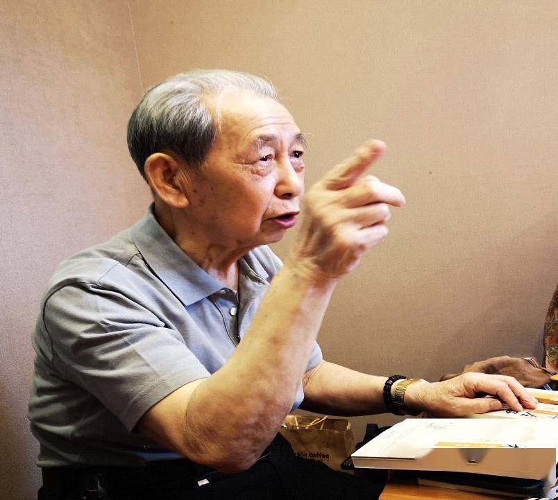 初到小苹果读书小组参加学习,是冯学成老师新出版的《生命大道究竟在