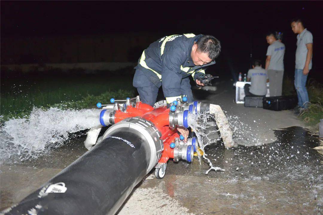 消防员组装远程供水系统