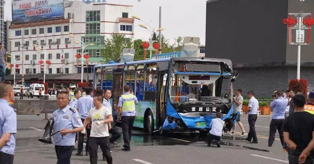 贵州安顺公交车坠湖致21死15伤,很多乘客自救游泳上岸!_救援