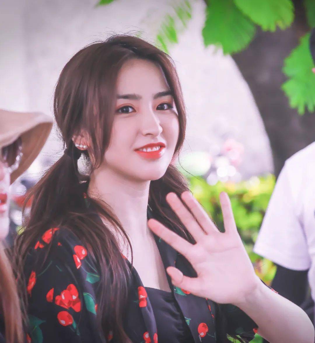 金子涵近照腰身魁梧腿太粗,不复以往精致形象,网友:没眼花吧?