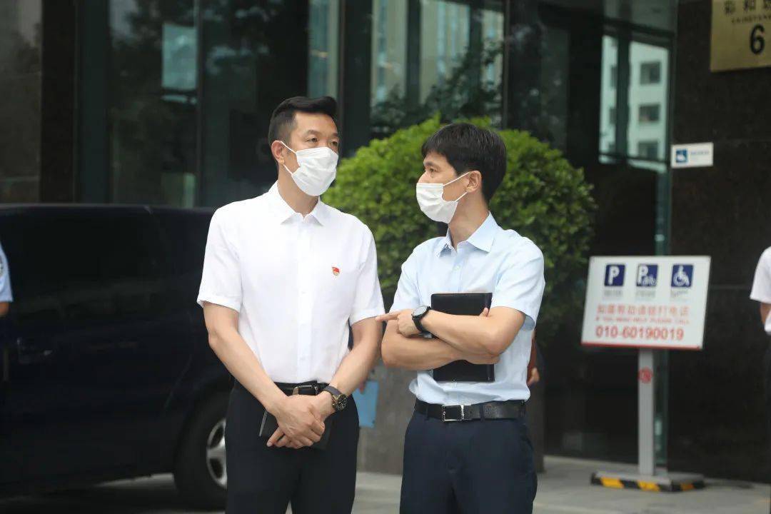 林建华表示,就企业提出的取得高新技术企业资质,建立重载铁路研发基地