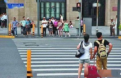 下周一起,上海对行人闯红灯,乱穿马路等一律直接处罚!