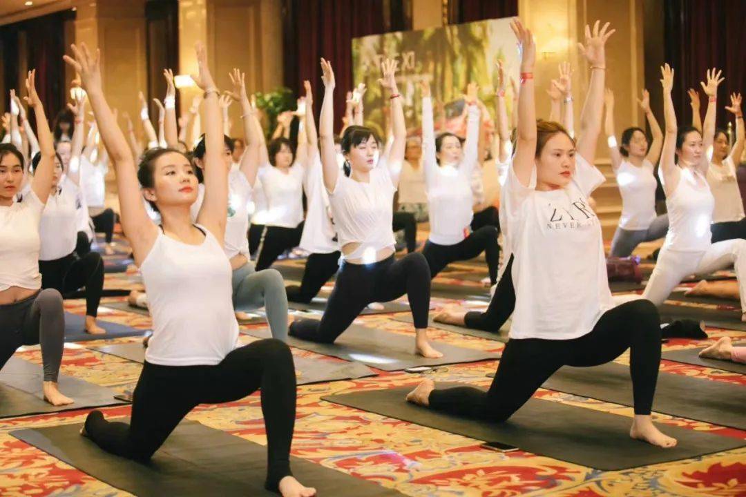 精彩回顾阿诗哆瑜伽四周年庆典百人瑜伽大会圆满落下帷幕