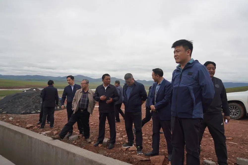 建设局副局长扎西求让,州生态环境局副局长罗才,治多县县委书记任宝元