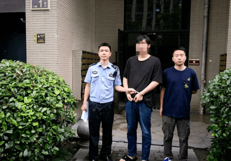 不堪入目錢塘新區一小夥拍人體寫真還將多名女子私密照網上兜售