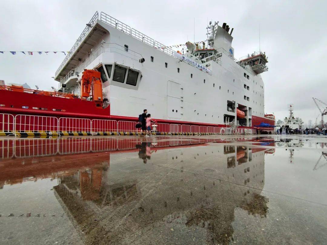 周六早晨不能荒废去看雪龙2号极地破冰船