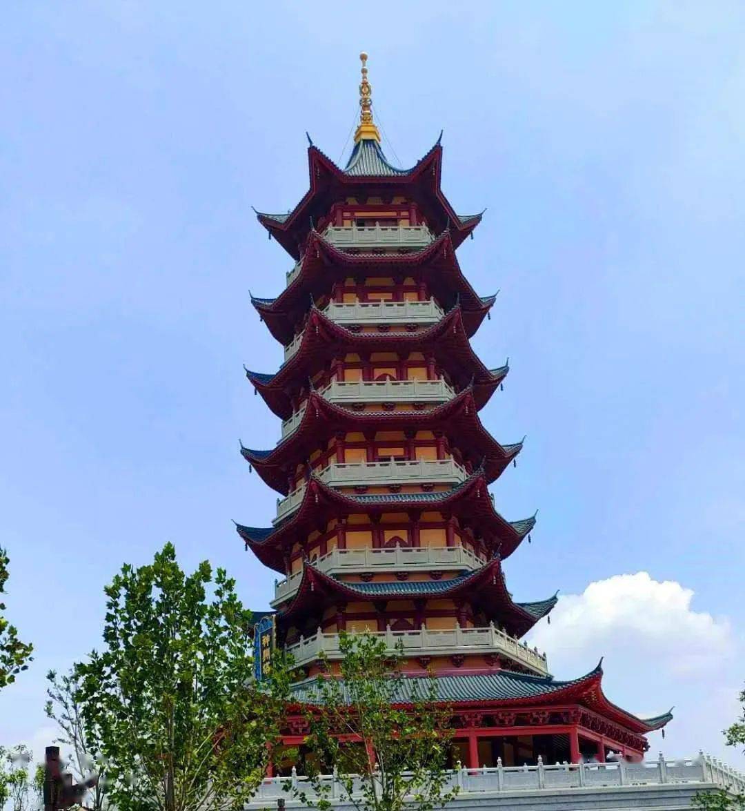 广场东南方向 有座园区内最高建筑 神州塔 神州塔内部 在绵阳方特东方