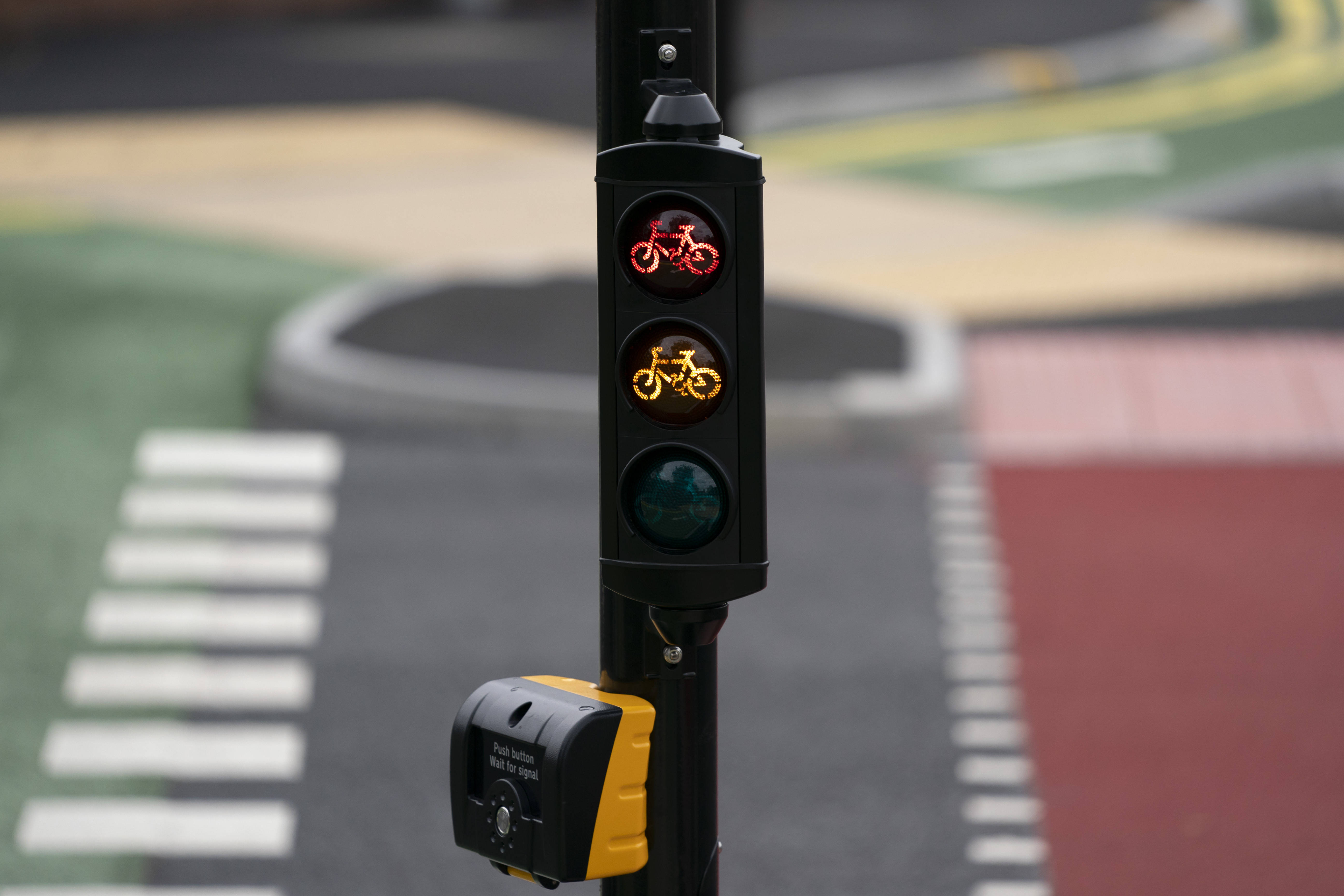 这是7月9日在英国曼彻斯特拍摄的自行车专用信号灯.