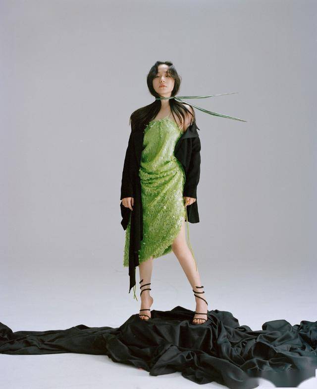 新晋表情包金靖吊带裙造型拍大片时髦精身份藏不住了