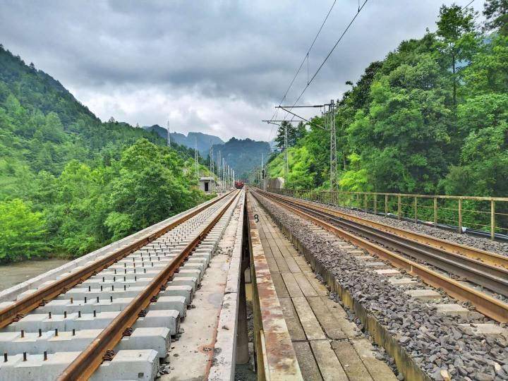 渝怀铁路涪秀二线铺轨完成200公里 全线预计今年底通车
