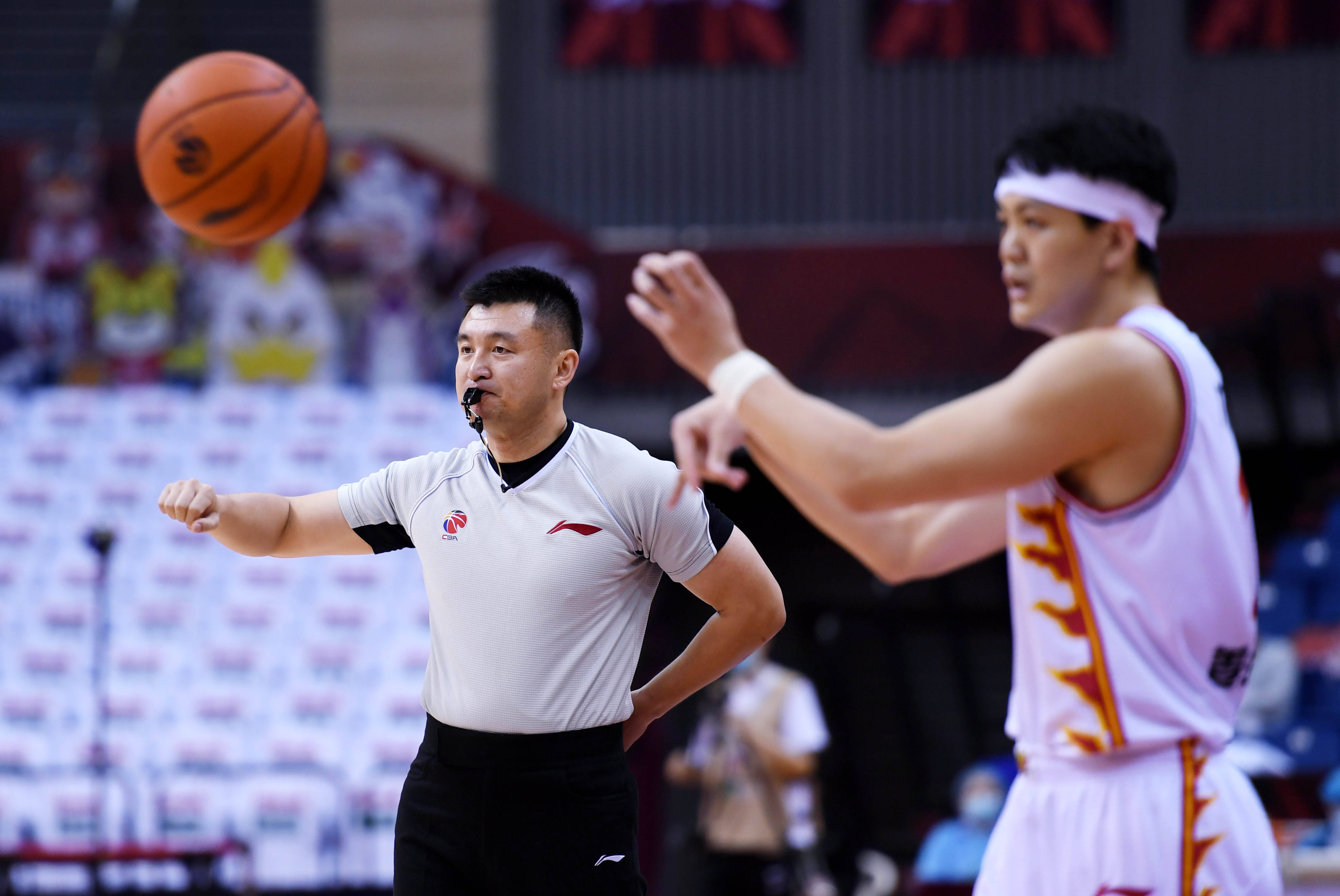 7月12日,第一副裁判杨晓光(左)在比赛中判罚.