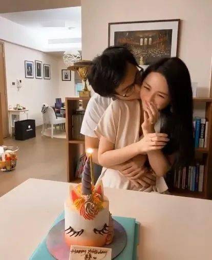 林作裕美拍拖林作为裕美庆祝32岁生日狂吻女友天公作美