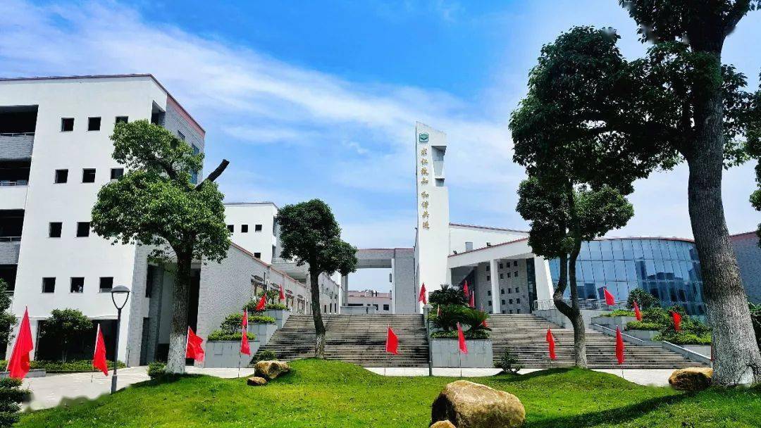 象山中学统招生录取分数线为: 601