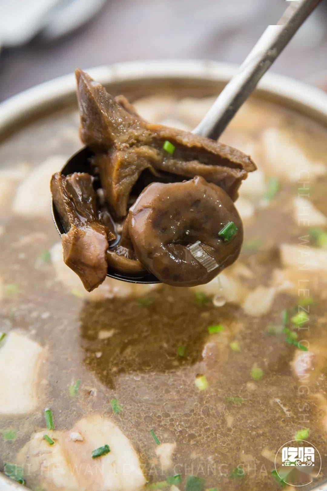 这里的寒菌火锅是必点招牌,"寒菌 五花肉"是最大的特色,选用稍肥的