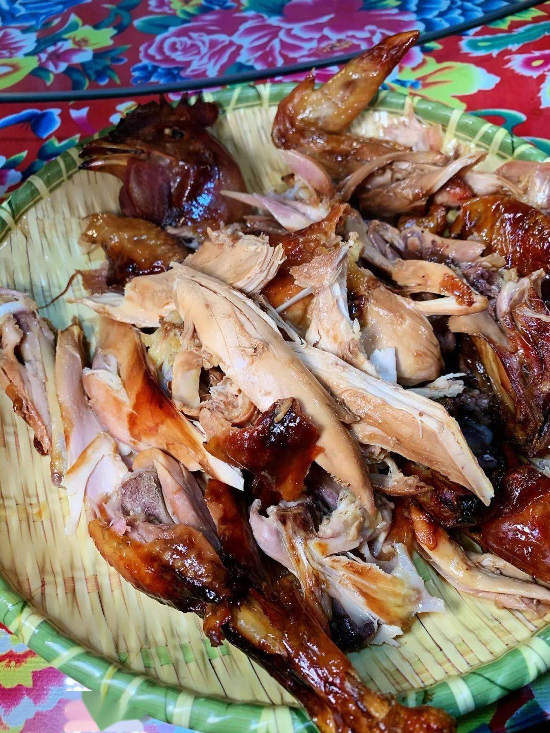 长春贼接地气儿的土窑坑烤,大公鸡,五花肉烧得流油,好吃哈拉哨