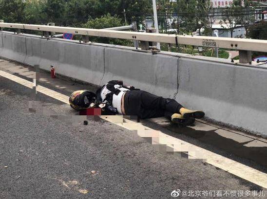 北京一男子骑摩托车与小轿车相撞 抢救无效死亡