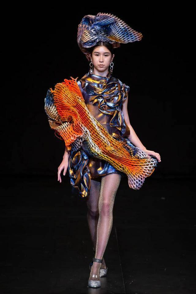 曾挖掘山本耀司的时装创意大赛他竟用3000个钉子取代针线缝制衣服还钉